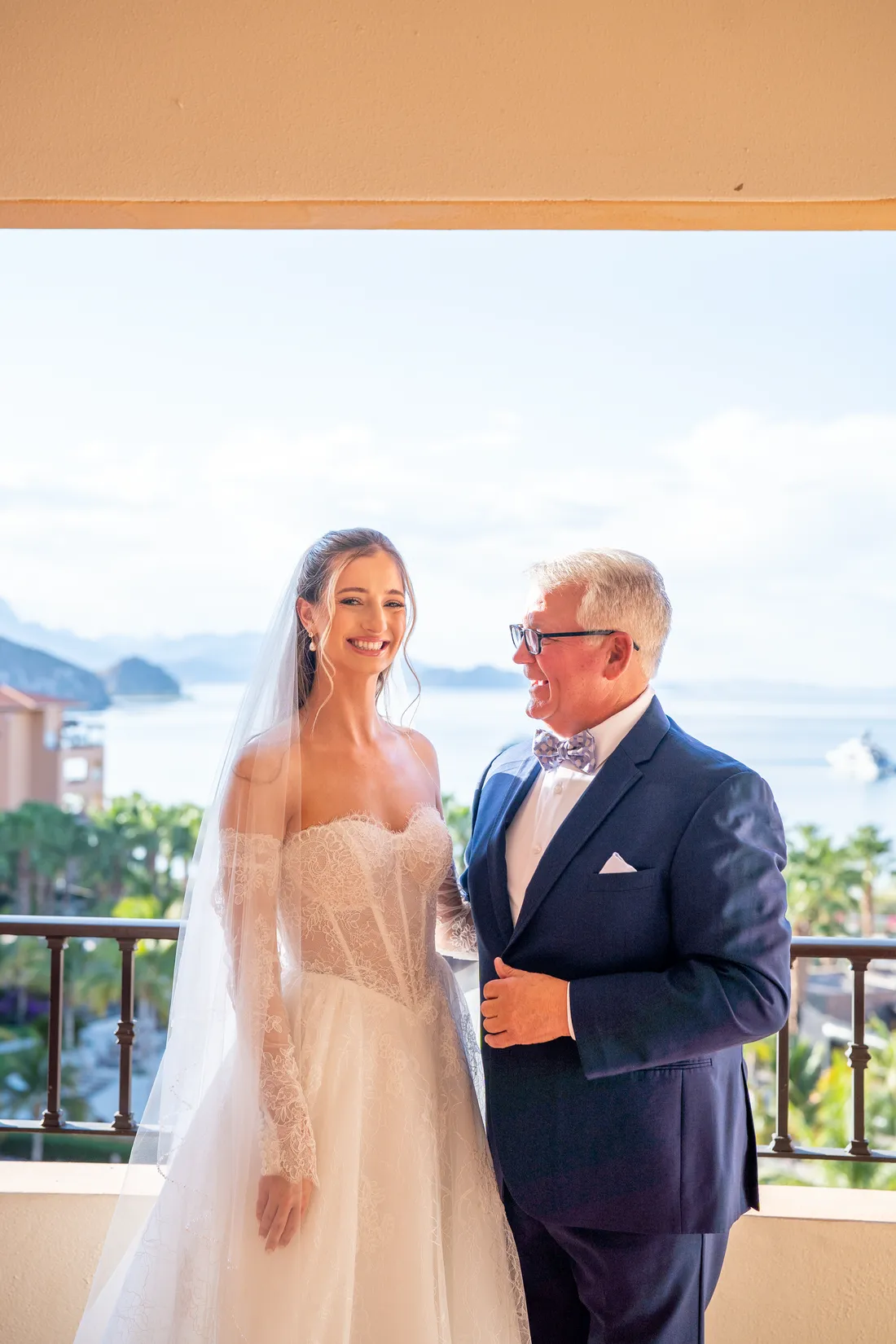La novia y su papá en el balcón de la suite, con la bahía de Loreto al fondo