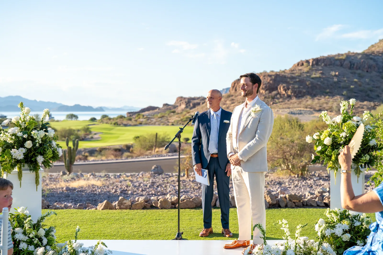 El oficiante y el novio en el altar, frente al Mar de Cortés
