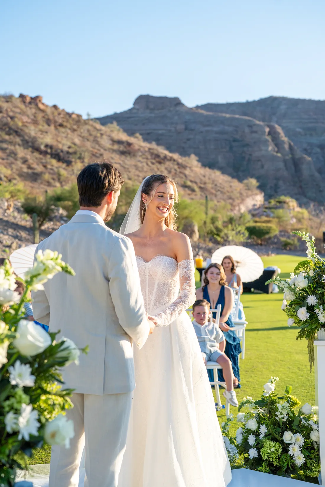 Los novios se miran mientras el oficiante habla