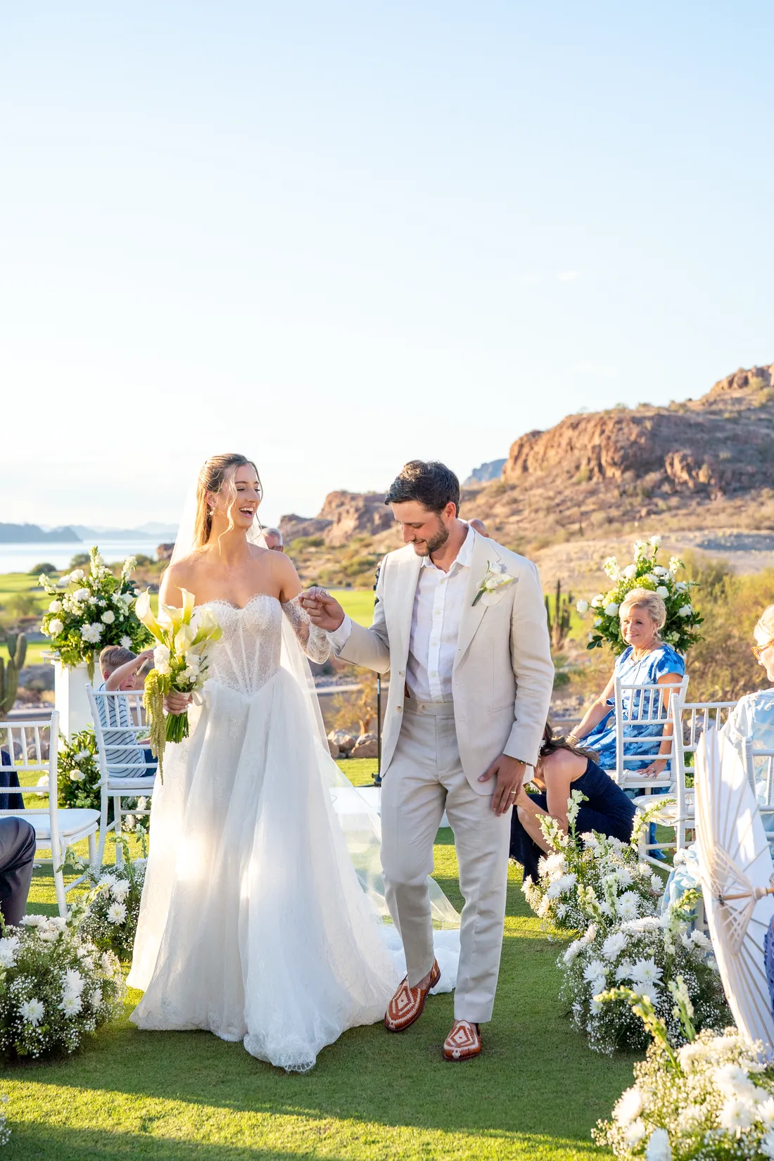Los novios salen del altar tomados del brazo entre los invitados
