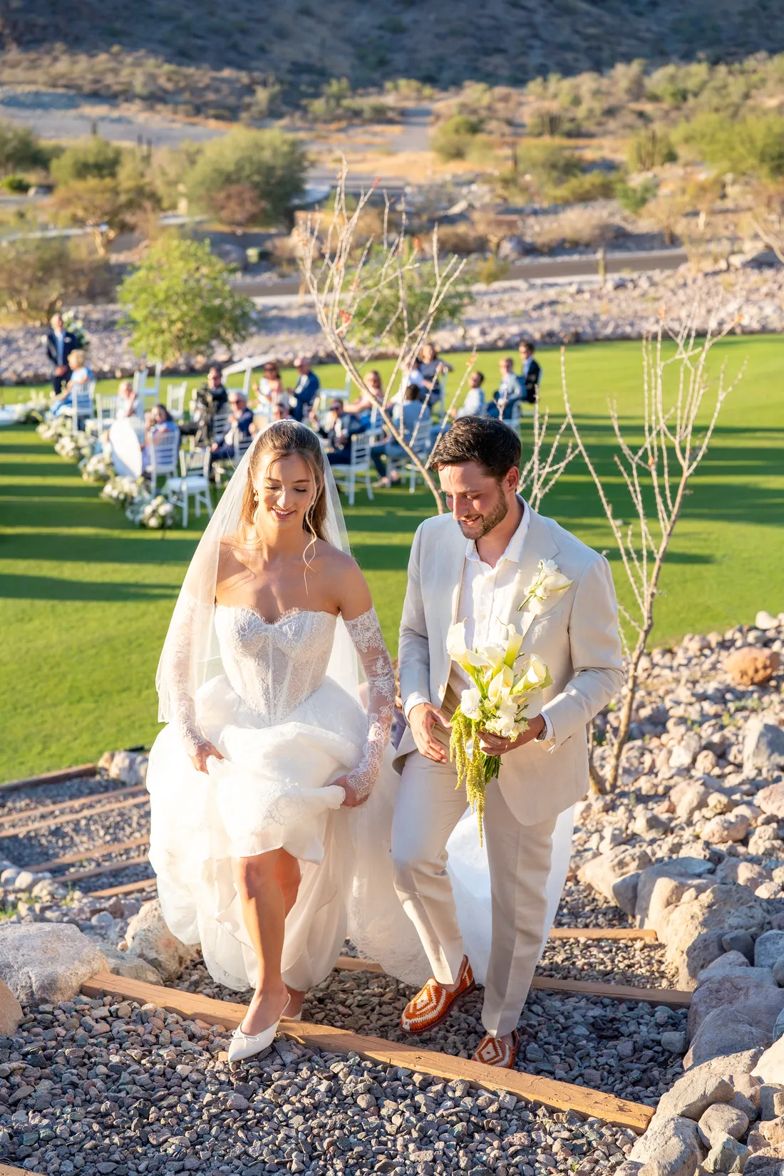 Los novios bajan los escalones de piedra después de la ceremonia