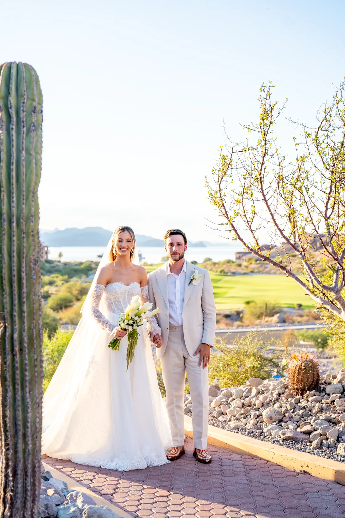 Los novios junto a un cardón, en el andador de piedra