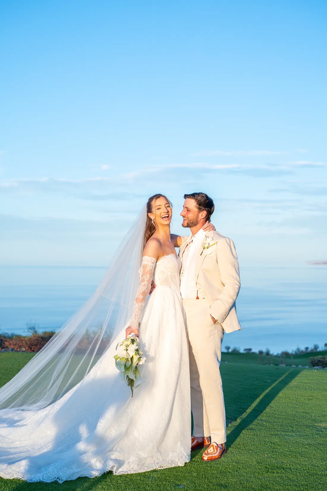 Retrato de los novios con el Mar de Cortés y el velo extendido