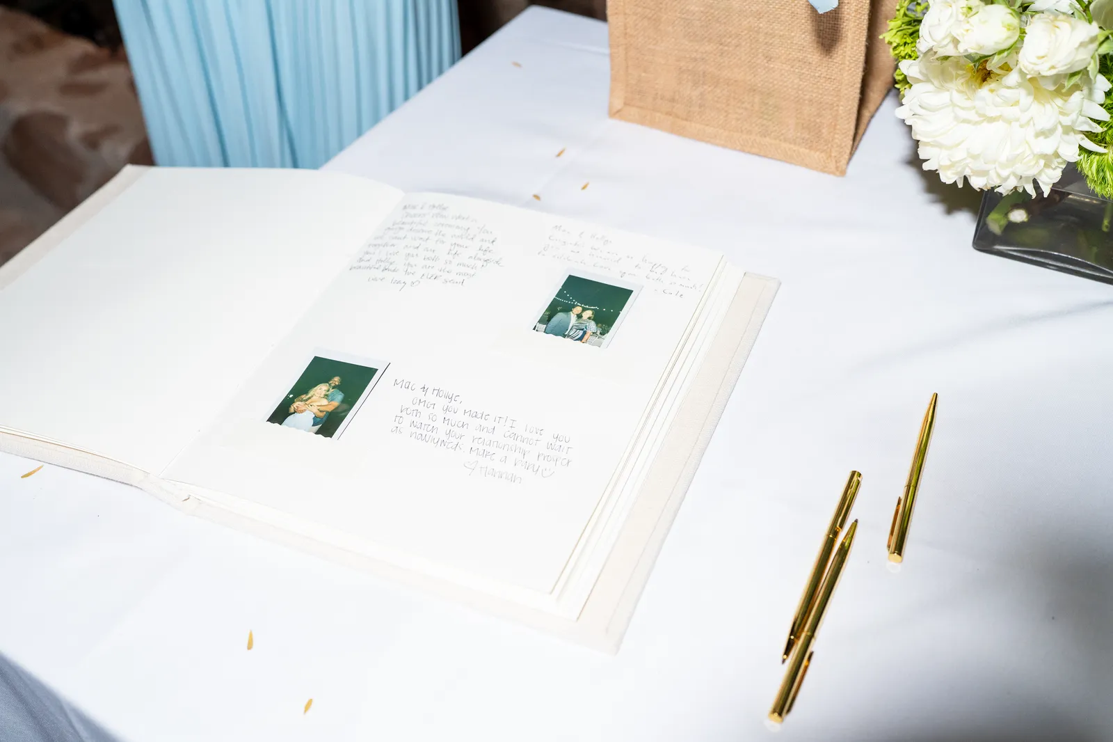 El libro de firmas abierto con las plumas doradas sobre la mesa