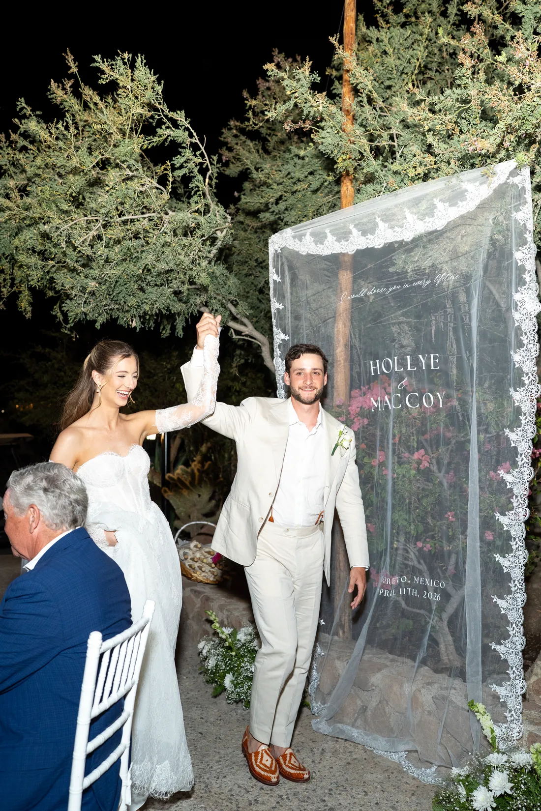 Los novios entran a la fiesta junto al letrero con sus nombres