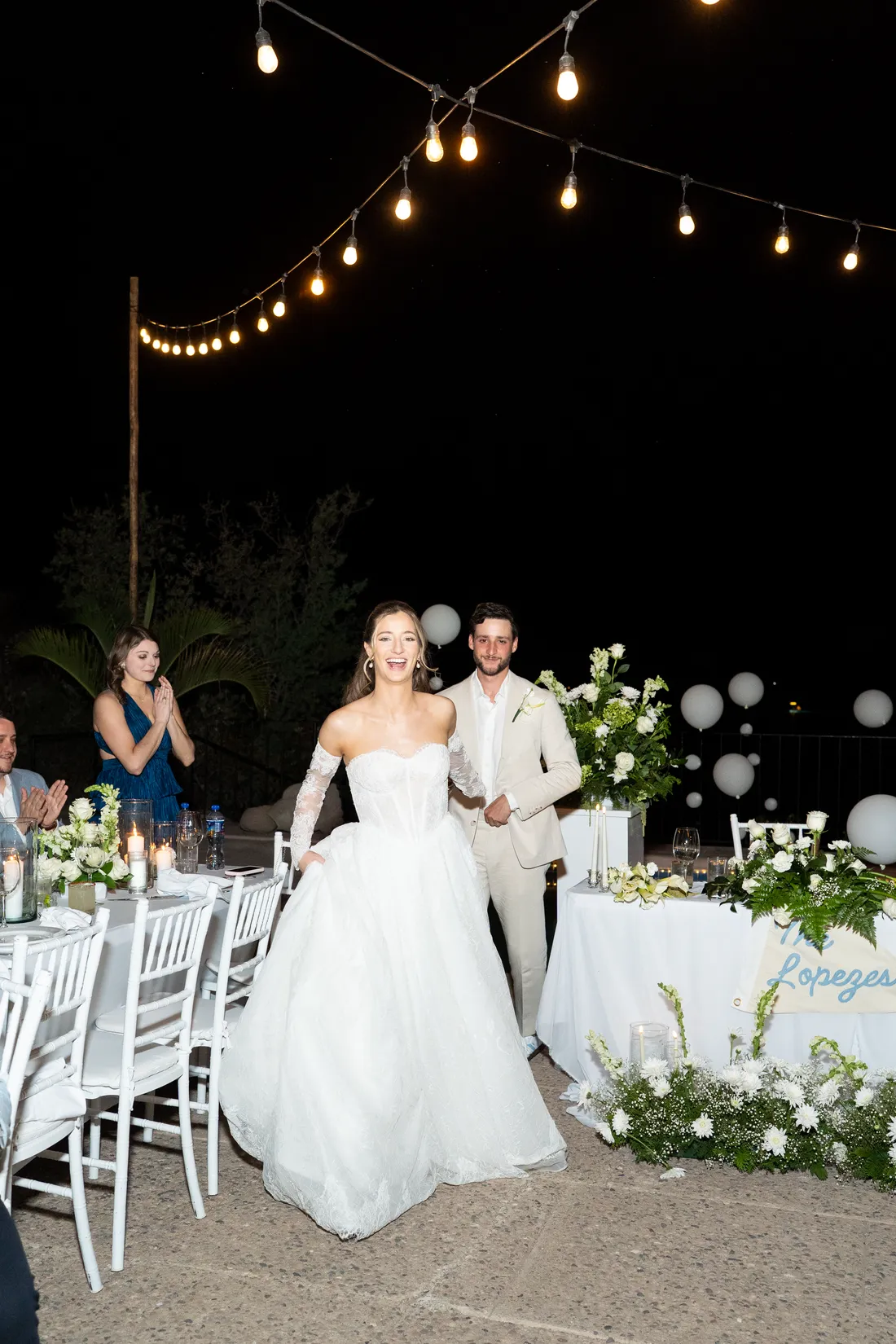 Los novios entran a la pista entre los invitados