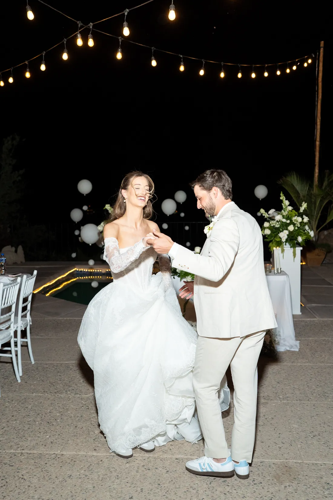 El primer baile de los novios bajo las luces colgantes