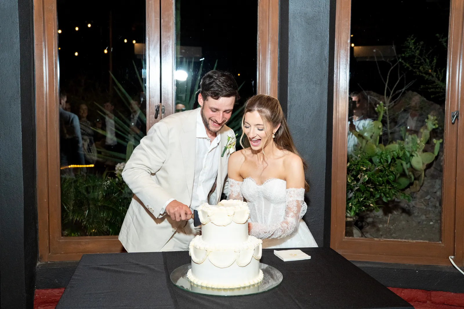 Los novios parten el pastel de bodas