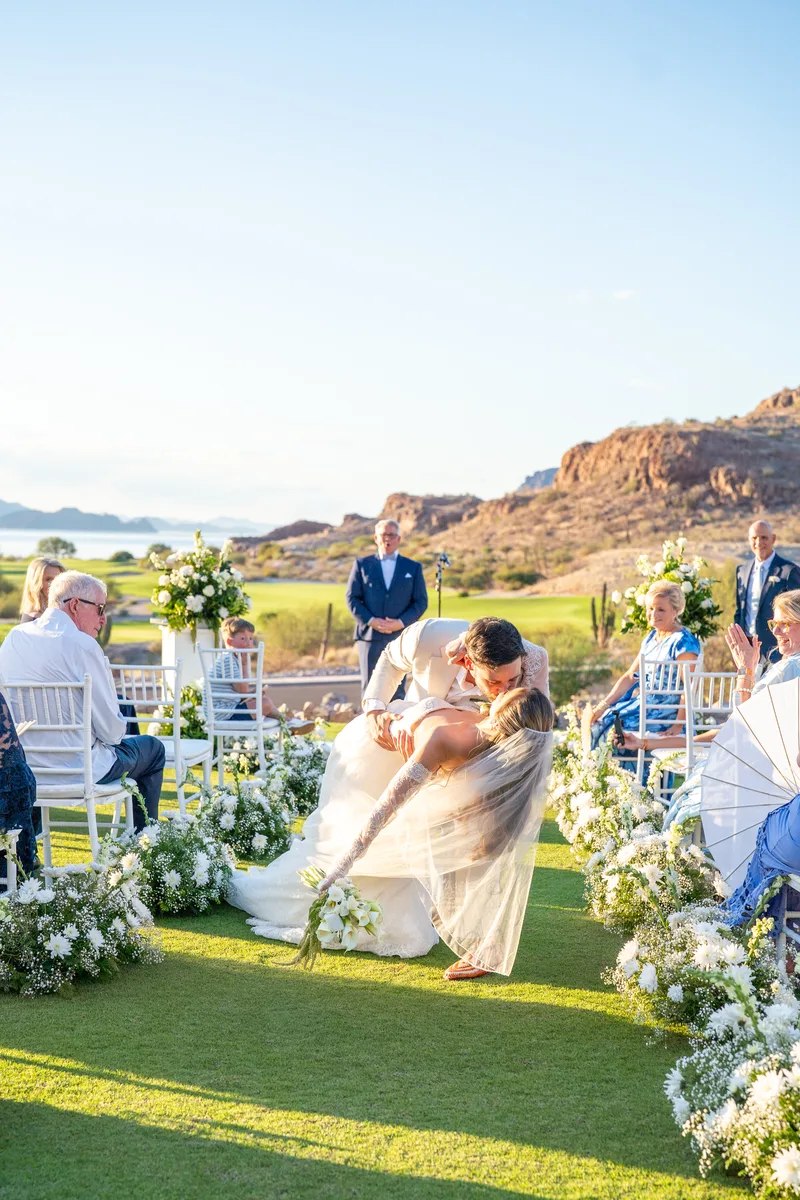 Los novios se besan al final del pasillo en su ceremonia en Loreto, frente al Mar de Cortés
