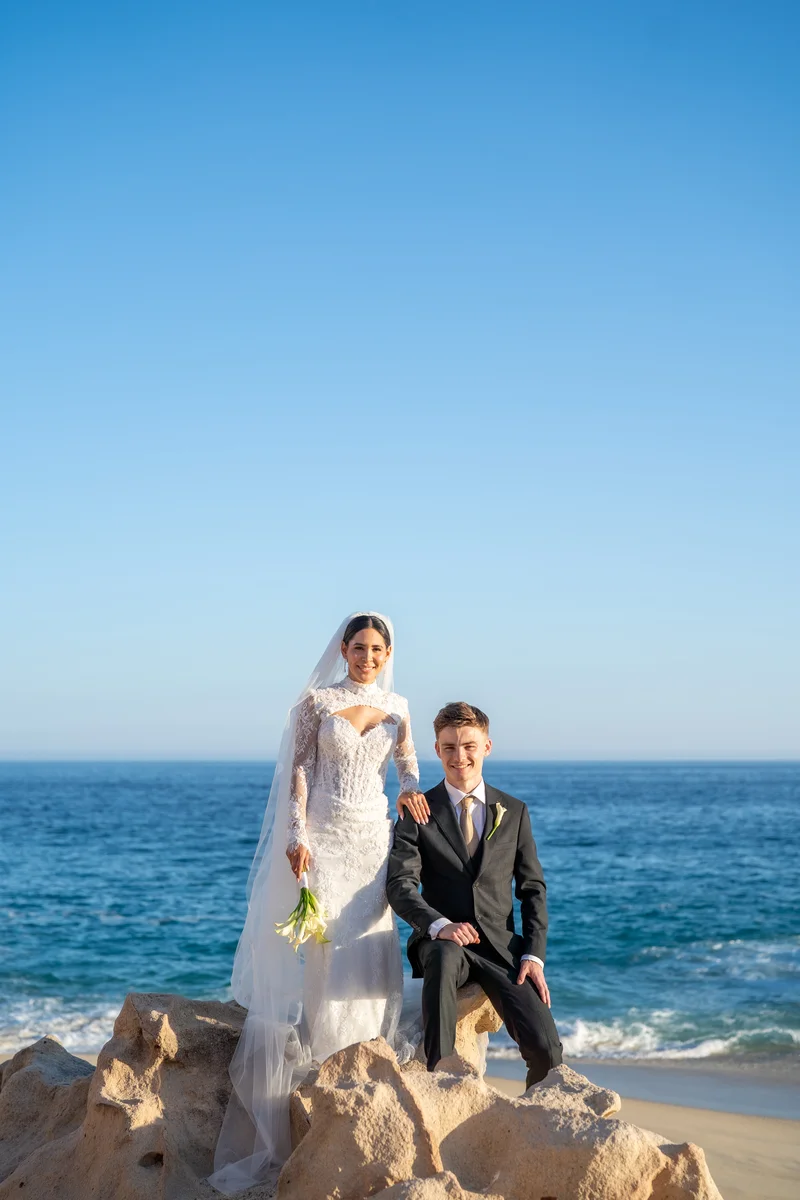 Retrato de los novios sobre las rocas frente al mar de Los Cabos